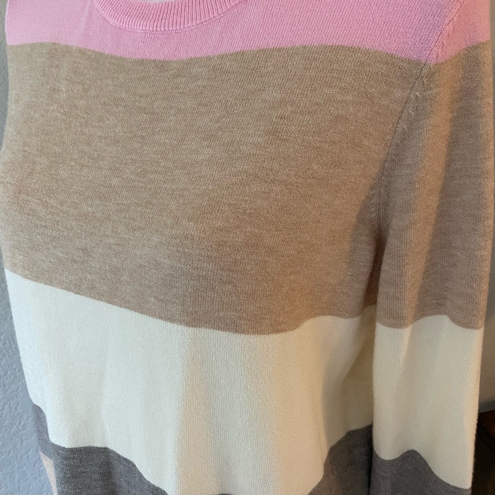 NWOT stacaato sweater size medium - nice lightweight sweater with a fitted shape